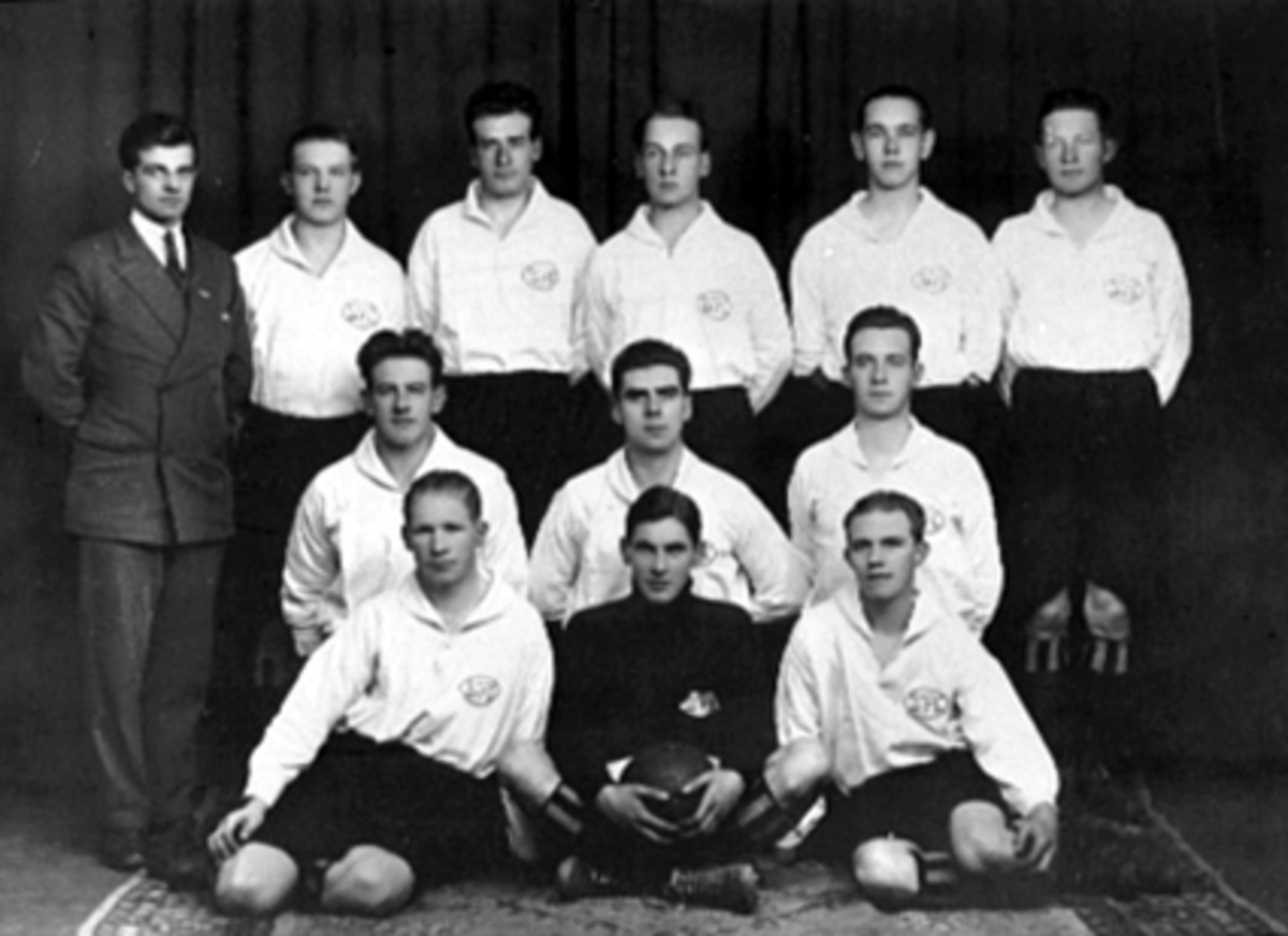 Anno Domkirkeodden, BRISKEBYEN FOTBALLAG B-LAGET, KRETSMESTERE, HAM-KAM. Foran v: Arne Granberg, Leif Borch Larsen, Leif Edvartsen, i midten: Nils Hagen, Olaf Kristiansen, Trygve Johansen. Bak: Sigurd Johansen formann, Oskar Fjeldseth (?), OdvarAntonsen Malman, Leif Tangen, Gothard Hagen, Gunnar Mostue.