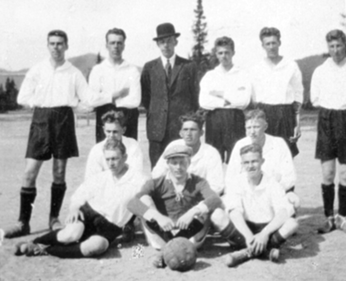 Anno Domkirkeodden, Gruppe 12, Freidig fotballag. Foran v: Henrik Mikkelsen, Karl Johansen, Leif Edvartsen. I midten fra v: Henrik Gustavsen, Erling Evensen, Alf Mostue. Bak: Olaf Kristiansen, Paul Antonsen, Roar Gustavsen, Sigurd Johansen, Oddvar Malman=Jimmy Antonsen, Einar Tronstad, Freidig var ikke tilsluttet NFF,…