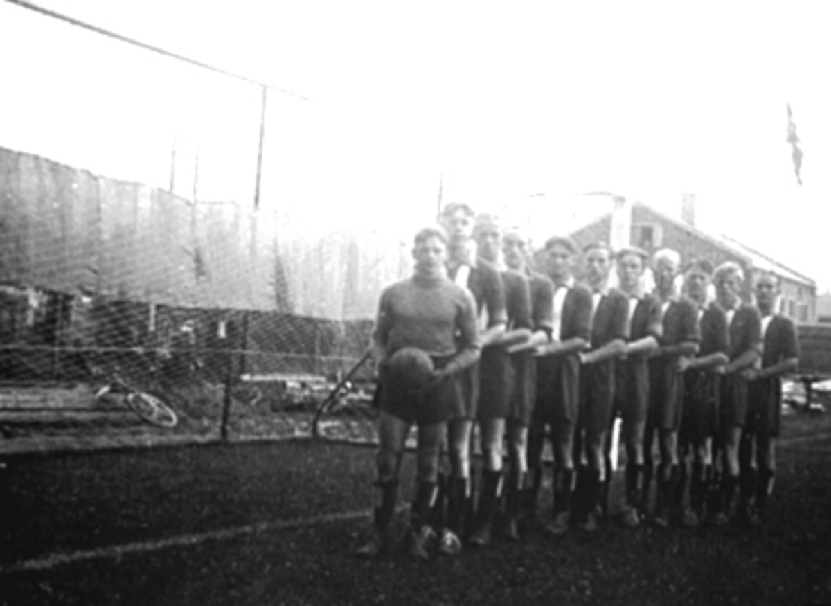 Anno Domkirkeodden, GR: 11 FOTBALLSPILLERE, HIL BRISKEBY GRESSBANE