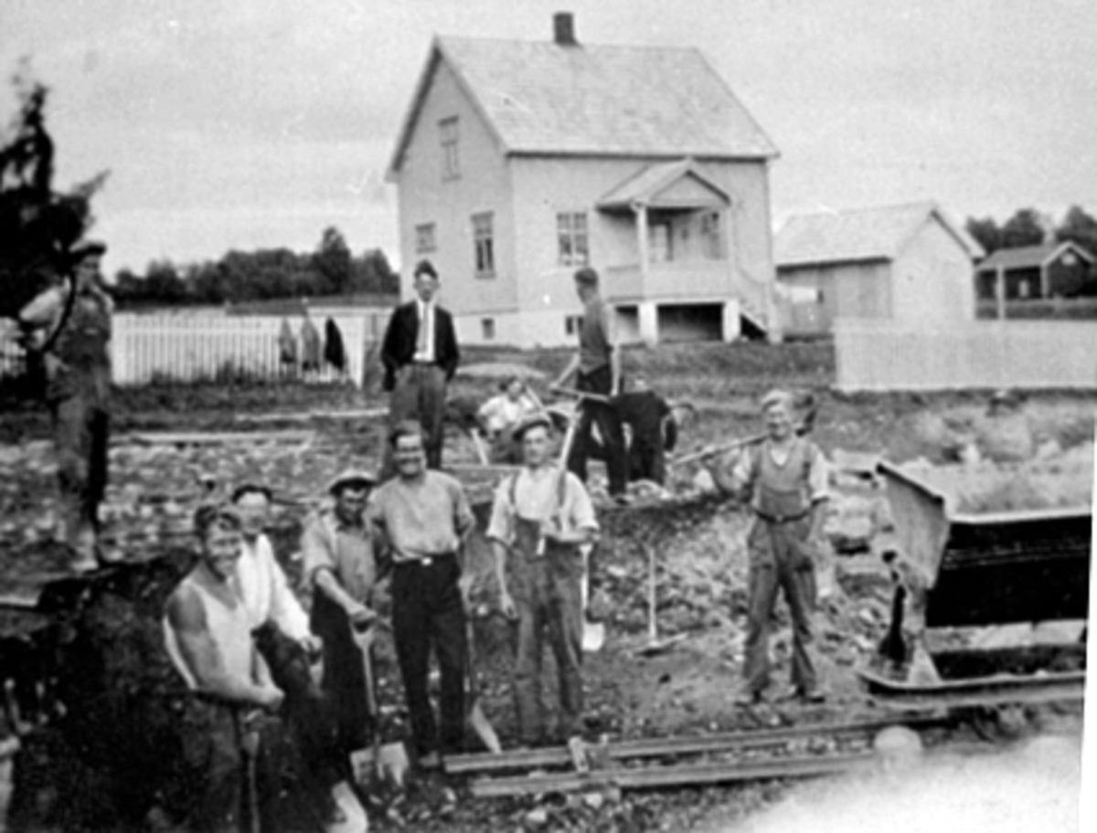 Anno Domkirkeodden, Dugnadsgjeng under arbeid med Briskeby gressbane. Med bidrag fra staten på 3000 kr, 500 kr fra Vang herred og egne midler på 1800 kr, begynte man i april 1934 med anleggsarbeidet. Rundt 320 dugnadsdagsverk av i alt 1500 dagsverk ble mobilisert under det to-årige konstruksjonsarbeidet. Søndag 28. ju…