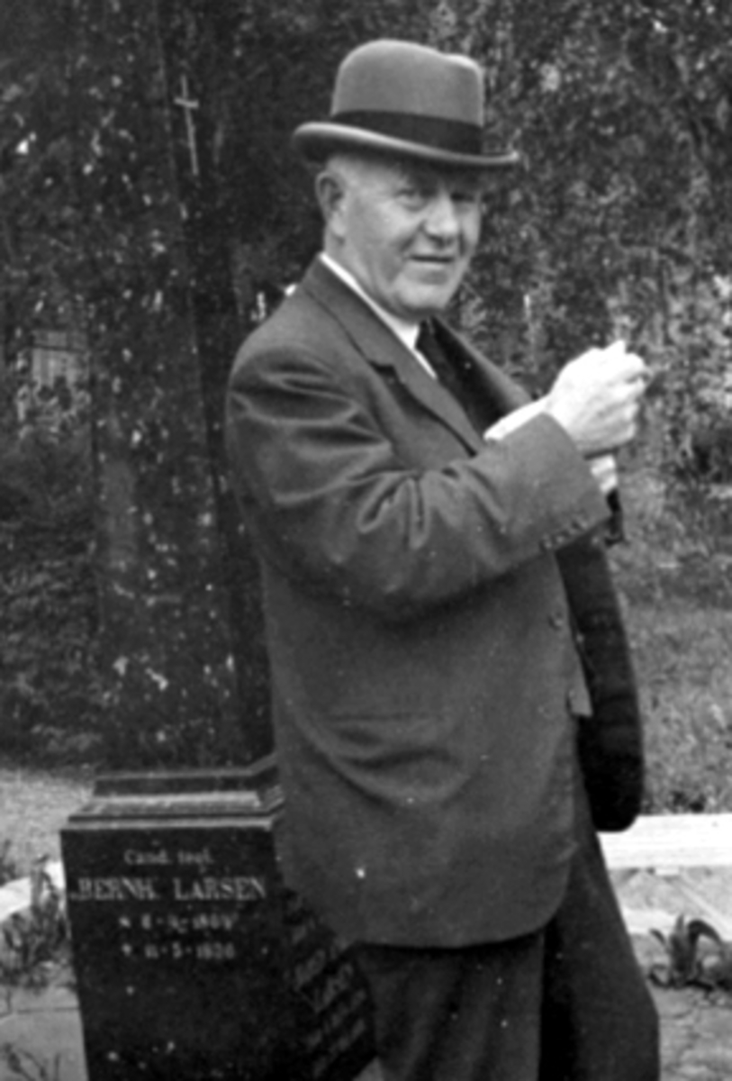 Anno Domkirkeodden, PORTRETT KLOKKER OG LÆRER ANDREAS NYSÆTH M/HATTSe Karin Nord Syverinsens bok Påfuglen i Parken side 68.