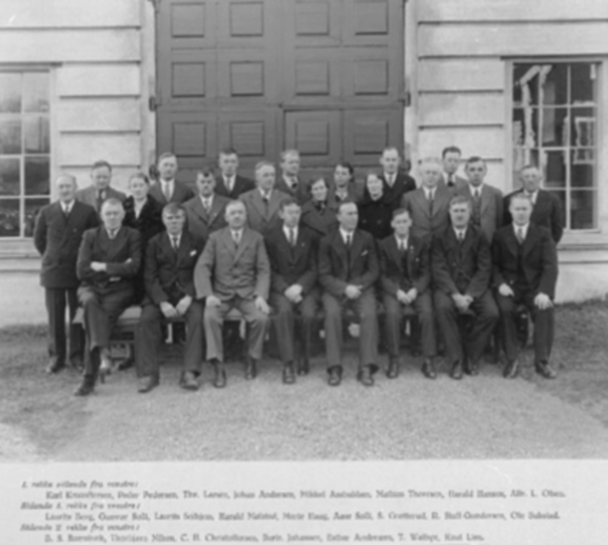 Anno Domkirkeodden, Funksjonærer Hamar, Vang og Furnes Kommunale kraftselskap, 25 års jubileum 01.12.1938. 1 r. v. Karl Kristoffersen, Peder Pedersen, Thv. Larsen, Johan Andersen, Mikkel Aasbakken, Mathias Thoresen, Harald Hansen, Alf L. Olsen, 2. r. v. Laurtitz Berg, Gunvor Solli, Laurits Solhjem, Harald Mølstad, Mar…
