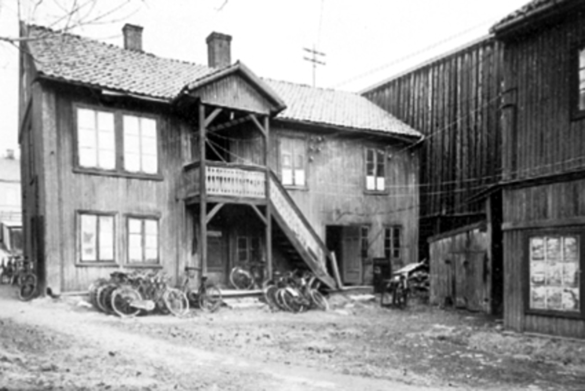 Anno Domkirkeodden, EKSTERIØR BORGERSENGÅRDEN (NEBB), BAKGÅRDENSe Karin Nord Syverinsens bok Påfuglen i Parken side 48.