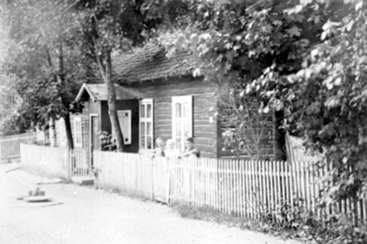 Anno Domkirkeodden, Furubakken 1916-1917. F.v. Peder Richard Jørstad, Ida Jørstad, Finn Jørstad. Finn Jørstad hadde forretning i Ormsrudgården, Hamar.