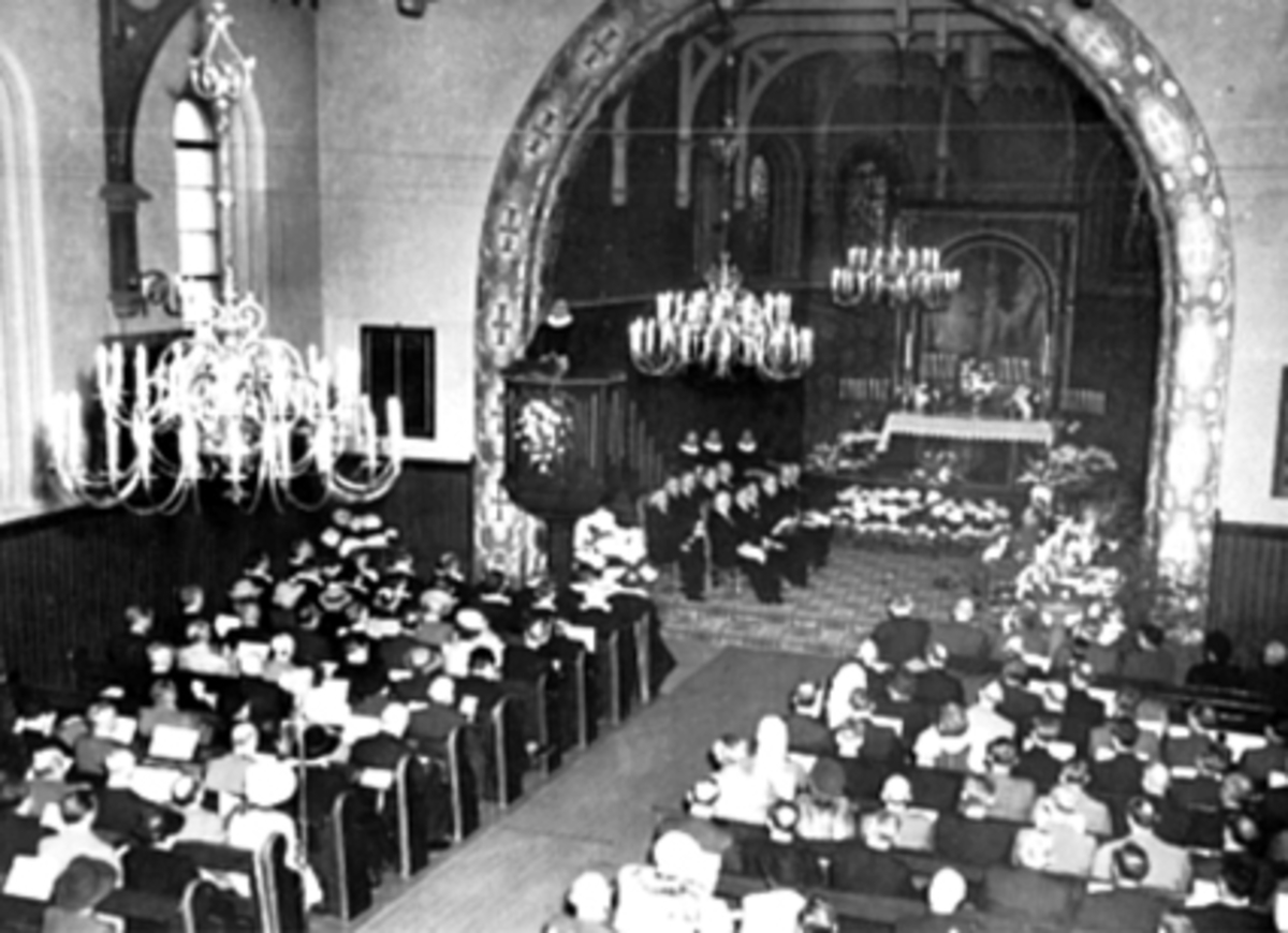 Anno Domkirkeodden, INTERIØR HAMAR DOMKIRKE, H. M. KRONPRINS OLAV, MYE FOLK, BLOMSTER