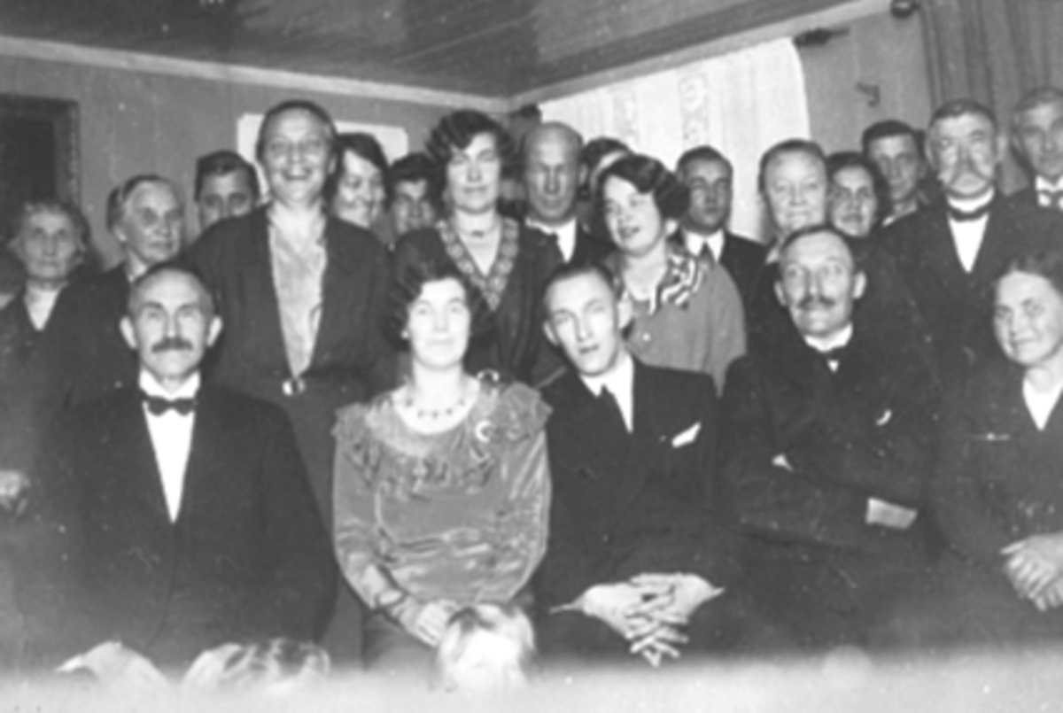 Anno Domkirkeodden, GRUPPE BRYLLUPSGJESTER, BRUDEPAR, KAFE RAMSETH, FORAN FRA VENSTRE: JOHANNES HOLMEN, THORA OG ANDERS STRANDLI, REKKE 2 FRA VENSTRE: EVELYNE RAMSETH, JULIE MØYSTAD, BREDESEN, JENNY HOLMEN, SIGRID BREDESEN, SVERRE SIMENSEN, MARTHE HOLMEN, FERDINAND HANSEN, MARIOE STRANDLI, OVE OLSEN, SODIE PEDERSEN, M…