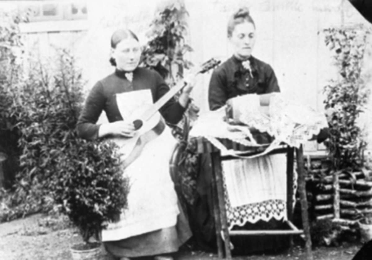 Anno Domkirkeodden, GRUPPE 2 DAMER, TIL H: PERNILLE (PUNKTUM) GODAGER KNIPLERPernille Godager var søster til Even Godager.