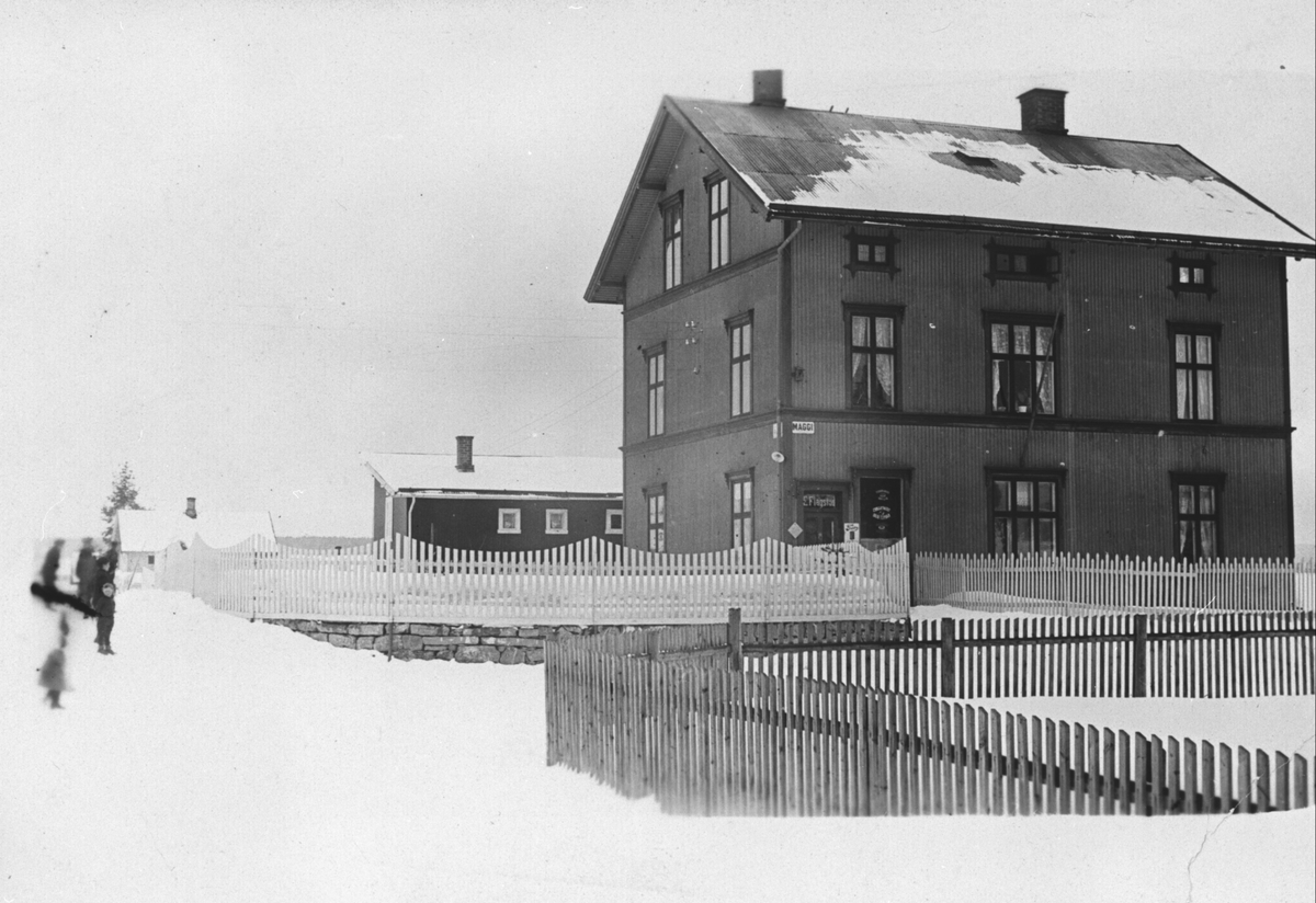 Anno Domkirkeodden, EKSTERIØR BRUGT. 32, HØYVANG, E. FLAGSTAD LANDHANDLERI, VINTERE. (Emma) Flagstad 07. 08. 1874- 01. 08. 1969. Harald Flagstad 05. 10. 1976-?. 04. 1934 Se karin Nord Syverinsens bok Påfuglen i Parken side 29.