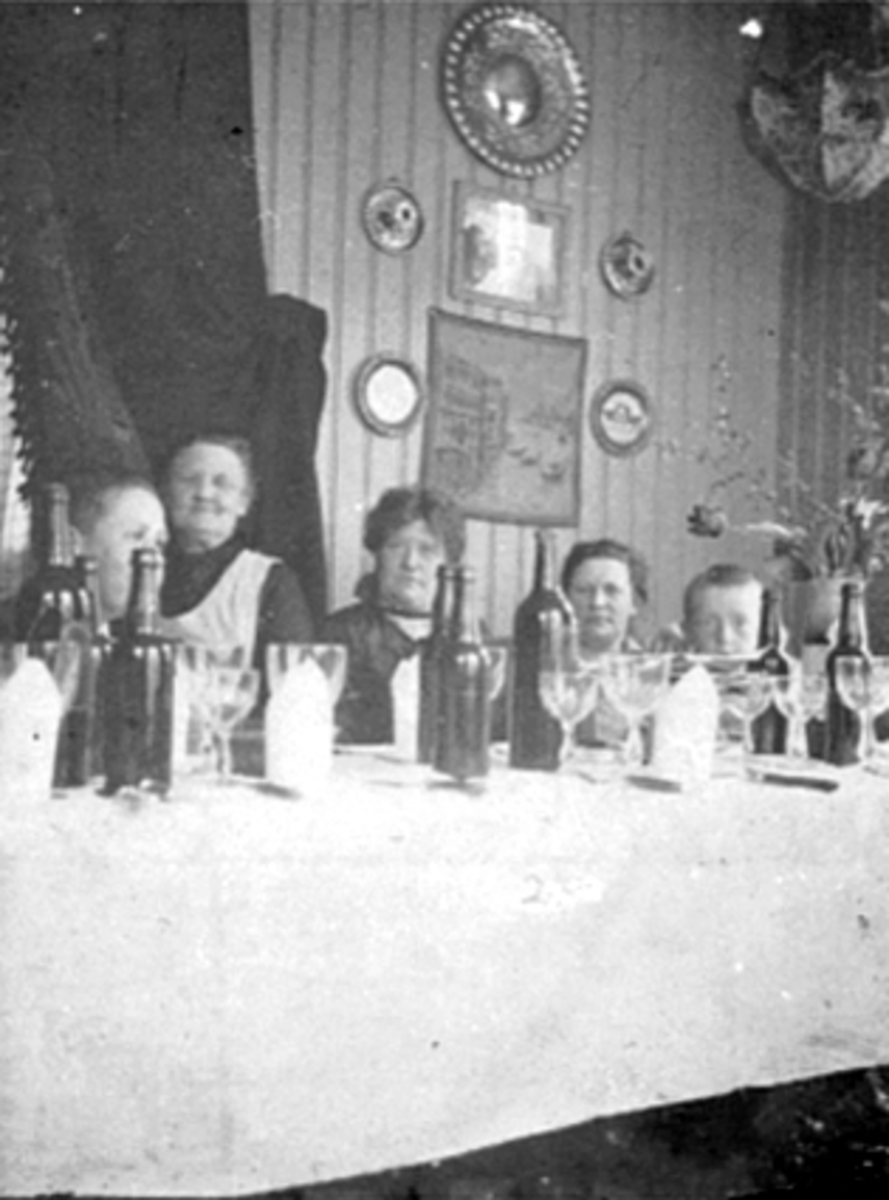 Anno Domkirkeodden, GRUPPE 4, BAK PÅDEKT BORD, FLASKER, GLASS, ARBEIDERFORENINGEN