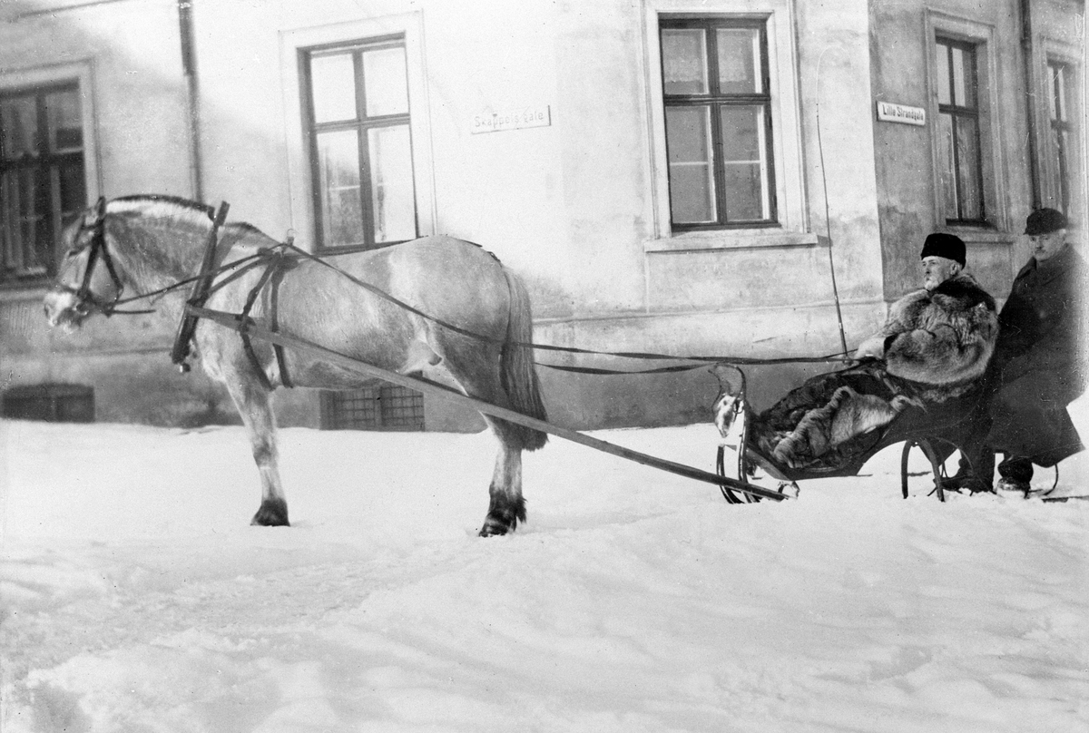 Anno Domkirkeodden, Hest og slede. Kusk Ole Rønning, Dr. Lorentz Harboe i passasjersetet. Lille Strandgate, Skappelsgate. Harbogården i bakrunnen Dr. Harboe