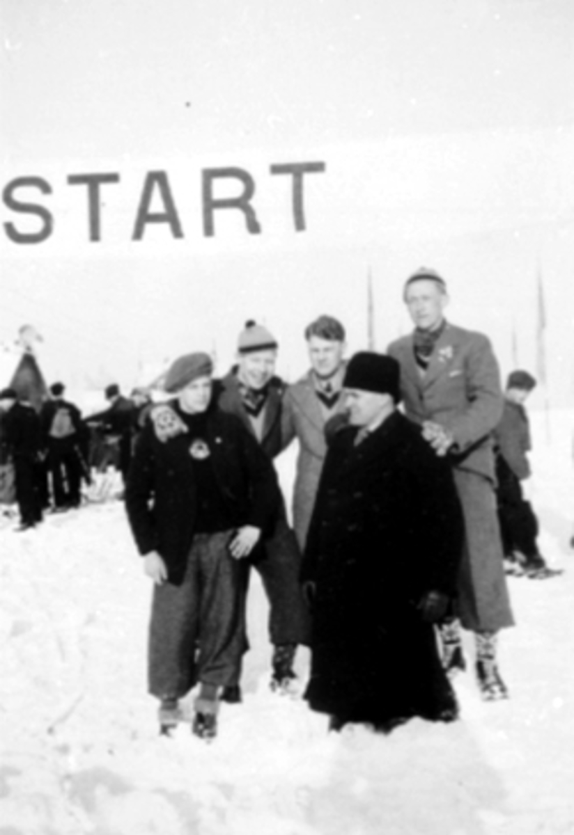 Anno Domkirkeodden, Hil, bandygruppe i Malung 1933. F.v. Magne Hval, Ole J. Lie, Harald Johannesen, Gunnar Aasen. Foran K.G. Mattson.