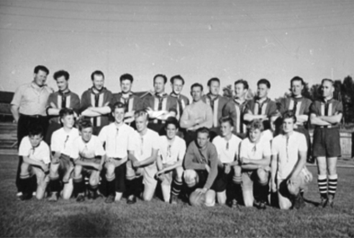 Anno Domkirkeodden, 2 KRETSMESTERLAG I FOTBALL, GRUPPE 23 FOTBALLSPILLERE, 1 DOMMERBak fra v: Alf Ingvaldsen (dommer), Asbjørn Kjønninggsberg, A. Granberg, Harald Johansen, Eivind Strand, Fredrik Andersen, Harald Halvorsen, Gunnar Aasen, Annar Simensen, Bjarne Iversen, Odvar Båhus, Leif Henriksen, (Kretsmestere fra 19…