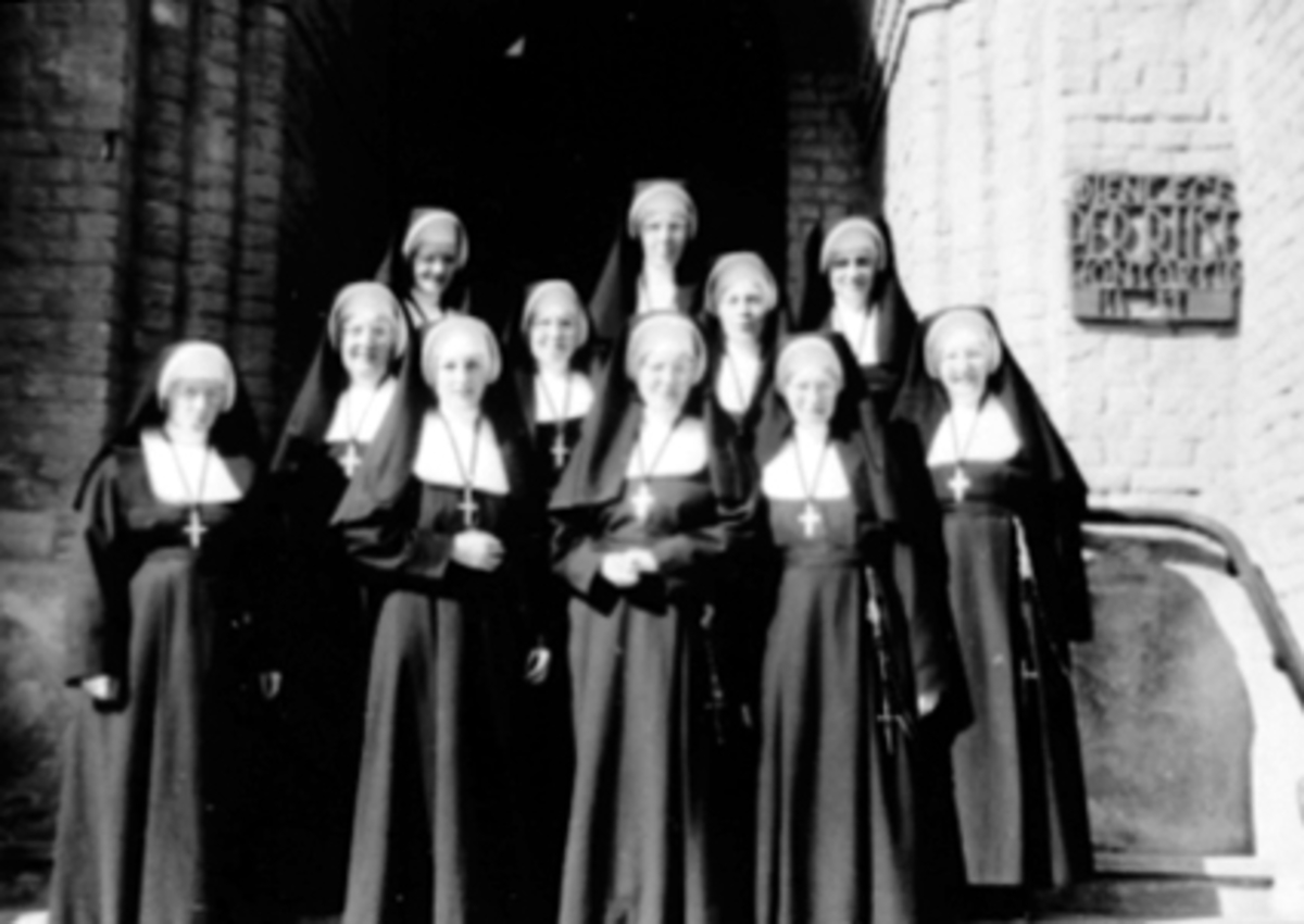 Anno Domkirkeodden, Gruppe 11, nonner, St. Torfinn, Hamar. Priorinne Sunniva står i midten.