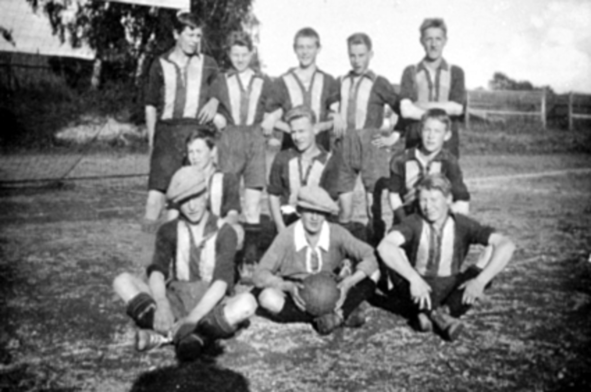 Anno Domkirkeodden, Hamar idretslag Hil, fotball, guttelag i kretsmesterskapet 1927. 1 rekke f.v. Fredrik Andersen, Martinus "Samora" Løken, Arne Granberg. 2 rekke f.v. Øyvind Strand, Asbjørn Kjønningsberg, Gunnar Aasen. 3 rekke f.v. Robert Kraft Lund, Harald Johannesen, Annar Simensen, Bjarne Iversen, Odvar Baahus.