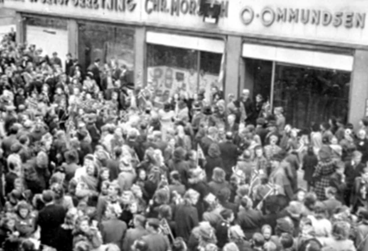 Anno Domkirkeodden, MYE FOLK, FREDSDAGENE, HAMAR SPORTSFORRETNING, CHR. MORBECH