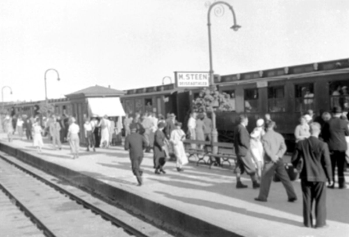 Anno Domkirkeodden, HAMAR JERNBANESTASJON, PERRONG, MYE FOLK, KIOSK, M. STEEN REKLAME