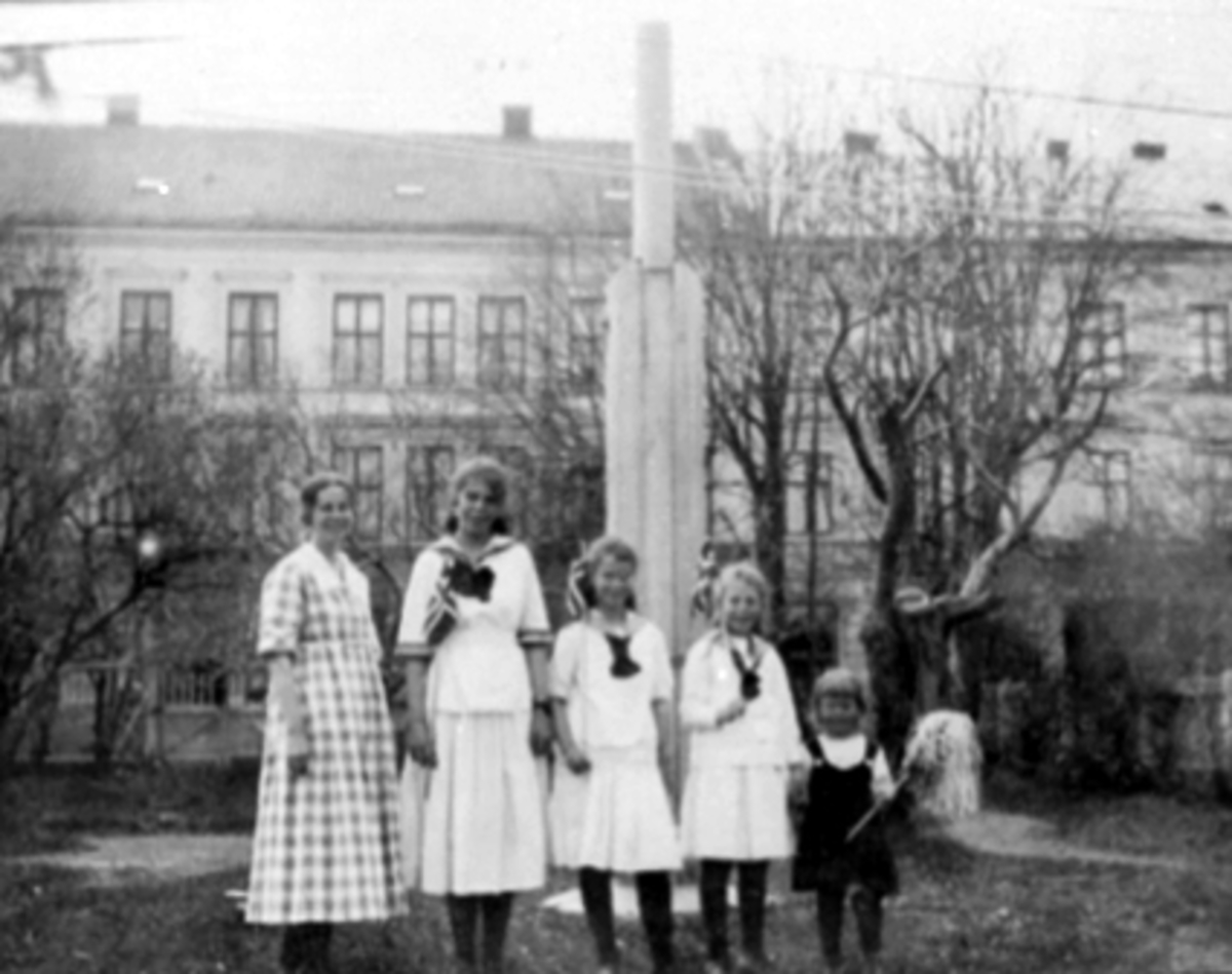 Anno Domkirkeodden, Gruppe 4, Ragnhild, Sigrid, Thorbjørg, Ingeborg, Berit Petersen. Det ble tatt bilder hvert år til etter krigen, samme jenter, samme plassen. Døtre av Olla og F. N. Petersen. Olla Petersen holder hattene. Se 0401-06616 og 0401-06615