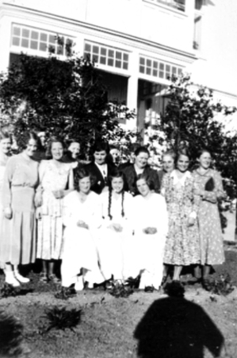 Anno Domkirkeodden, GRUPPE 15, konfirmanter, Konfirmantene er fra v: Reidun Kristiansen, Reidun Barmoen, Gunvor Morbech. Bak fra v: Ragna Morbech, Eva Morbech, Dagny Morbech, Aase Walberg, Mina Kristiansen, Kari Barmoen, Laura Morbech, Lina Aas, Else Aas.