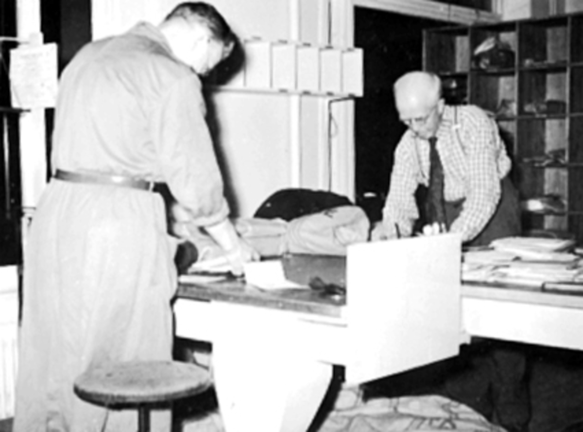 Anno Domkirkeodden, Hamar postkontor. F.v. Ole Møystad, Oskar Olsen. Postsortering.