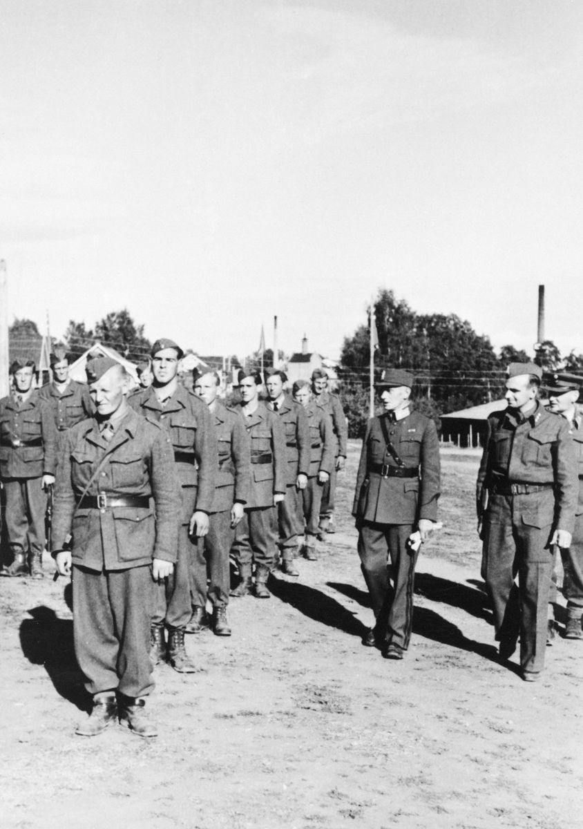 Anno Domkirkeodden, General Otto Ruge, inspiserer Hjemmefronten på Ridehuset, Hamar, sommeren 1945.