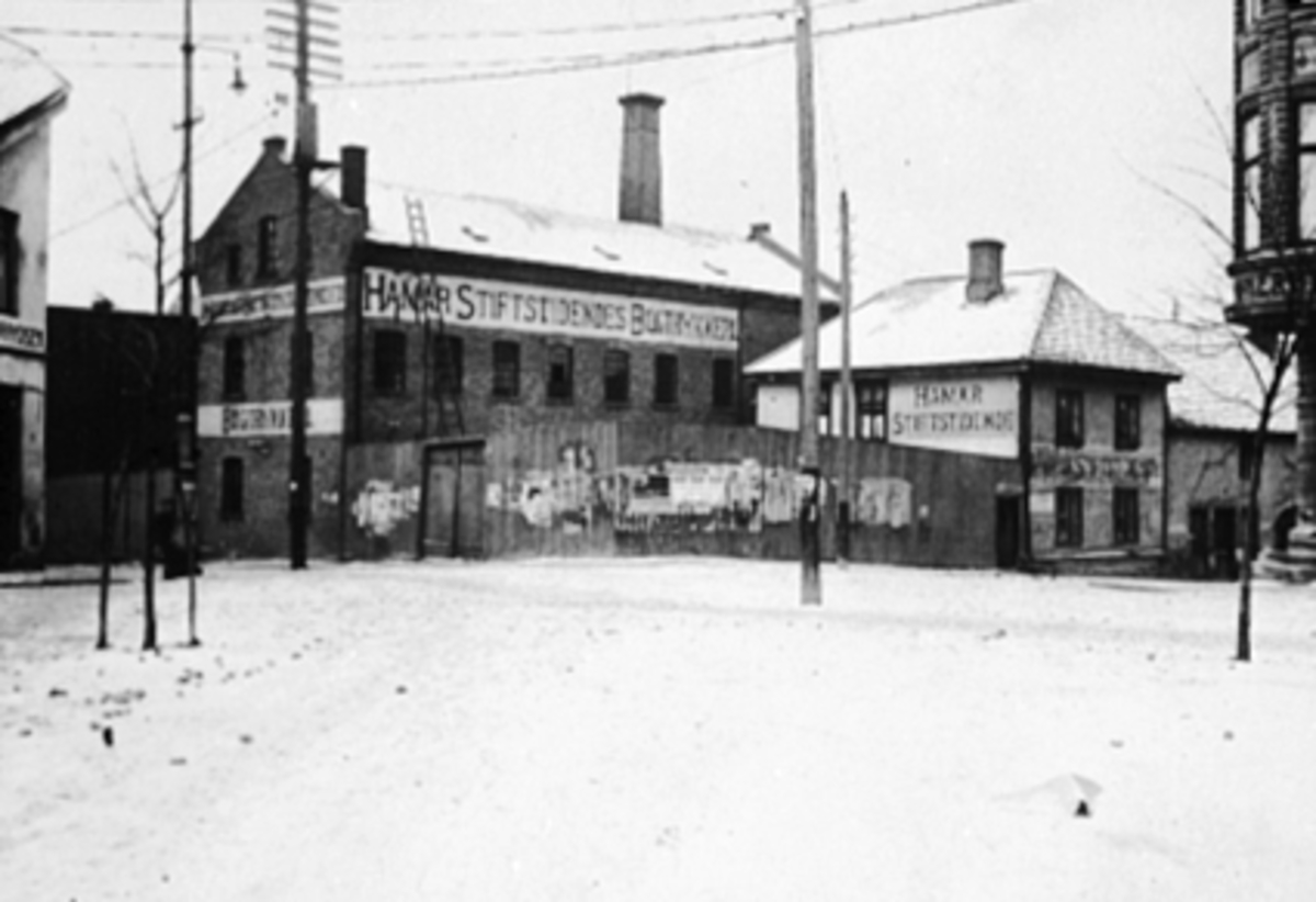 Anno Domkirkeodden, Eksteriør Hamar Stiftstidende, Torggata 24 ved Østre Torg. Avisa flyttet i 1903 til Grønnegata 33. I 1915 sto Godagergården ferdig her.