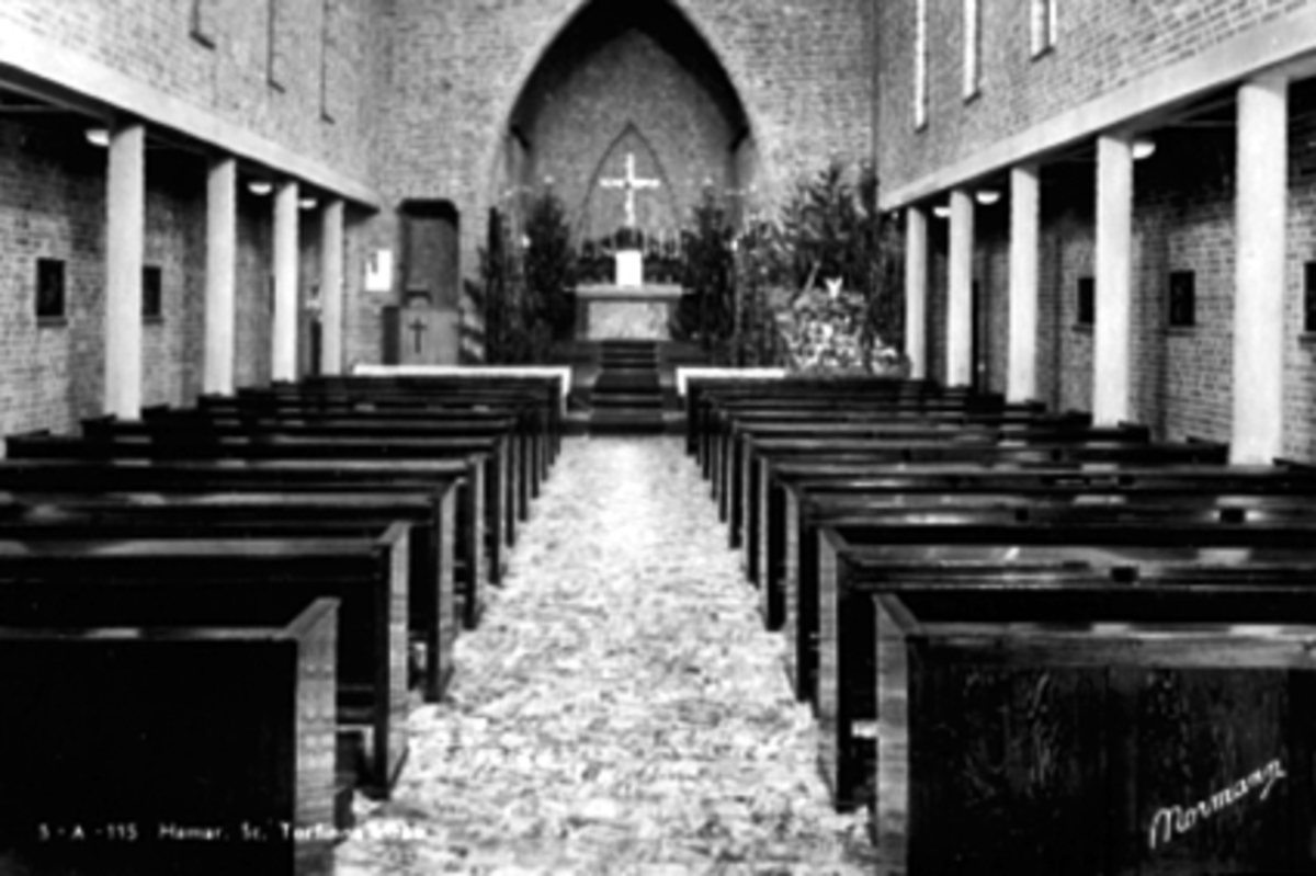 Anno Domkirkeodden, INTERIØR, ST. TORFINNS KIRKE, PYNTET TIL JULDubb: 401-1337 St. Torfinns kirke, Hamar. Postkort, Katolske kirke. Alteret pyntet til jul.