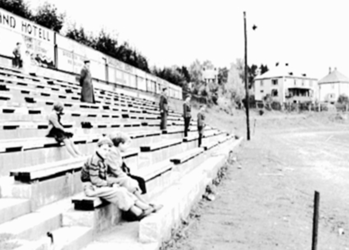 Anno Domkirkeodden, TYSKE SOLDATER, BARN, TILSKUERE PÅ HAMAR STADION, IDRETTSSTEVNE UNDER KRIGEN.