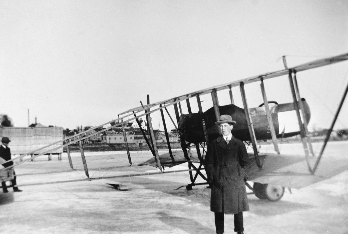 Anno Domkirkeodden, FLYVEMASKIN FRA KJELLER FLYFABRIKK, INGENIØR SVERRE HAGEN MED SIN FARMAN SHORTHORN FF-2 (MF16) FLYET HADDE BÅDE SKI OG HJUL, LØYTNANT STANG OG HAGEN FLØY UNDER MINNESUNDBRUA 28. JANUAR 1923, HER PÅ MJØSISEN VED KOIGEN I HAMAR