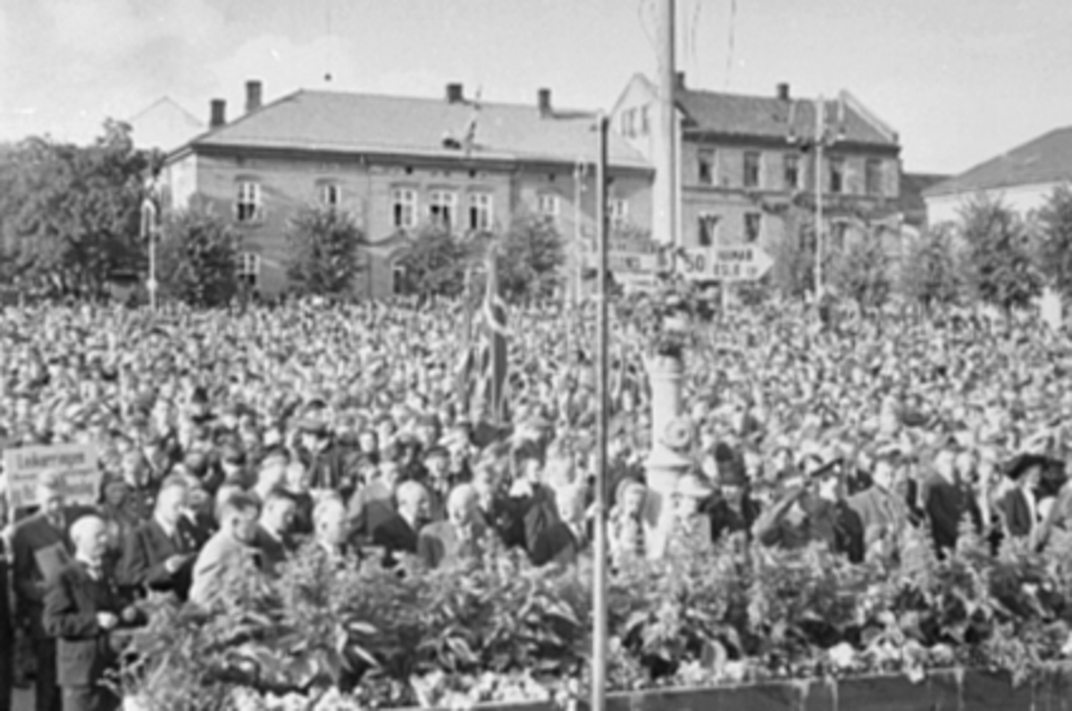 Anno Domkirkeodden, HAMARDAGEN 1946, FULT AV FOLK PÅ STORTORGET, MUNCHGÅRDEN