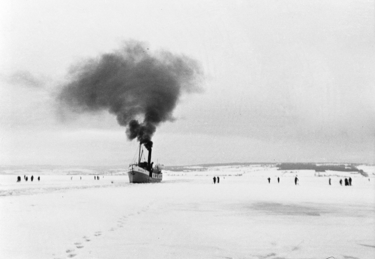 Anno Domkirkeodden, MJØSBÅTEN D. S. SKREIA, BRYTER IS, MJØSISEN, VINTER, Isbryter., dampbåt.