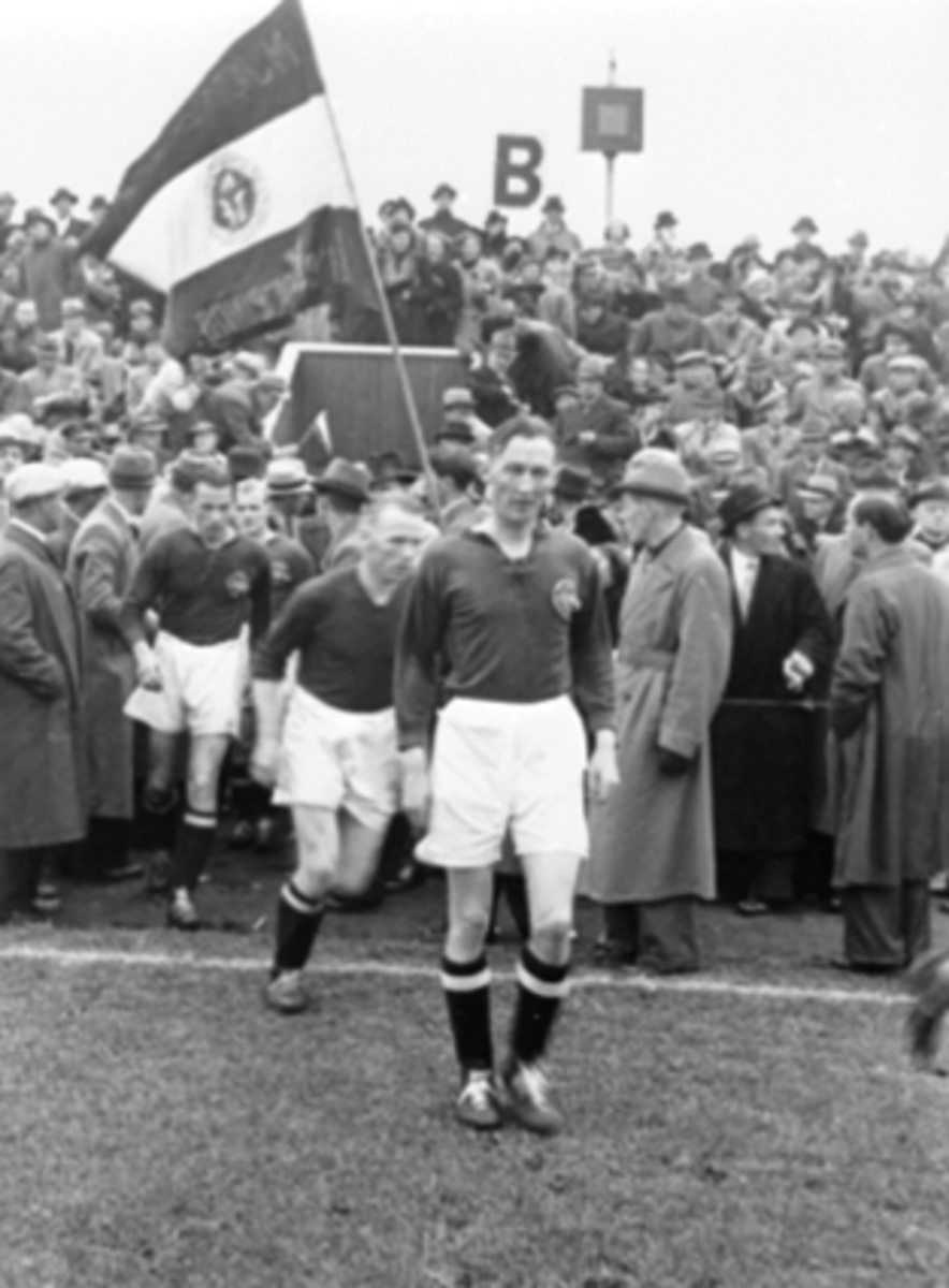 Anno Domkirkeodden, BRISKEBY GRESSBANE, ÅPNINGSKAMP I 1938, FOTBALLKAMP MELLOM MJØNDALEN OG FREDRIKSTAD, PUBLIKUM