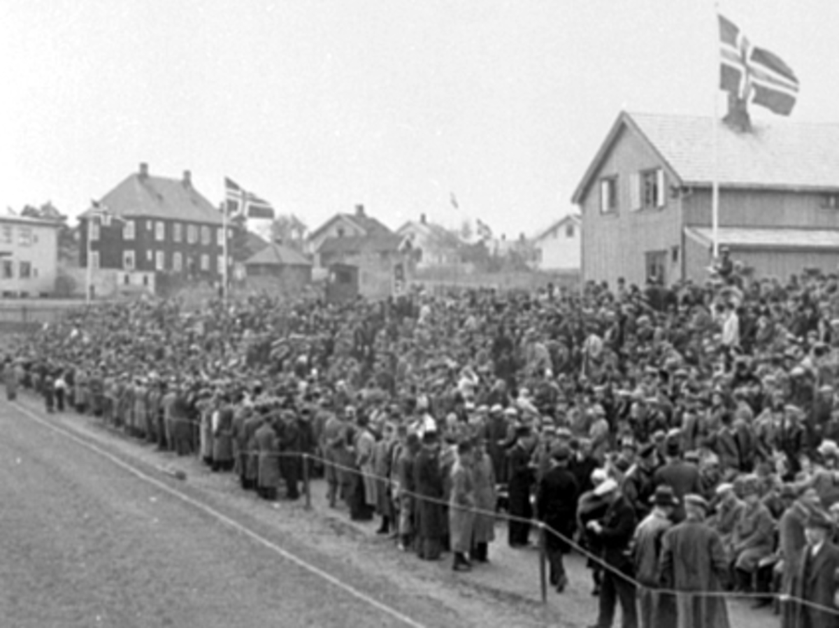 Anno Domkirkeodden, BRISKEBY GRESSBANE, ÅPNINGSKAMP PÅ BRISKEBY I 1938, FOTBALLKAMP MELLOM MJØNDALEN OG FREDRIKSTAD, PUBLIKUM VENTER