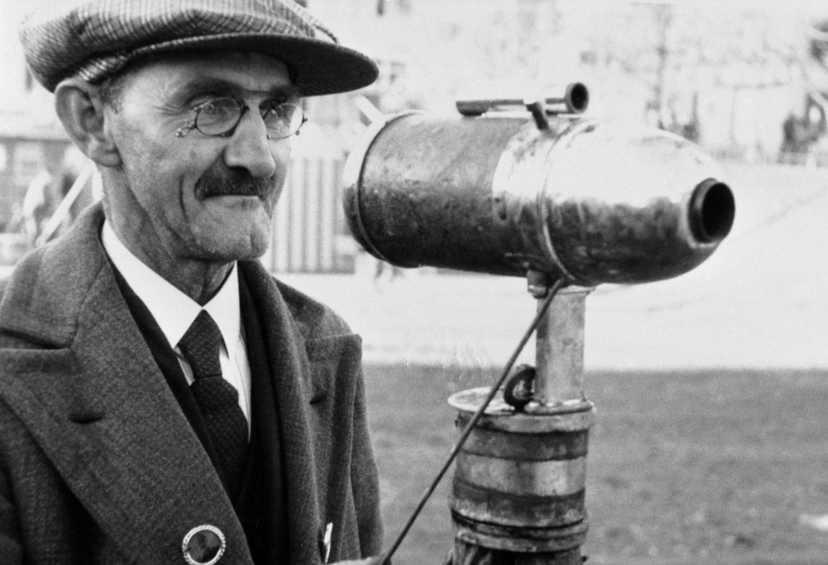 Anno Domkirkeodden, HAMARMARTN 1936, PORTRETT AV EN KANONFOTOGRAF, FREMKALTE BILDENE PÅ STEDET