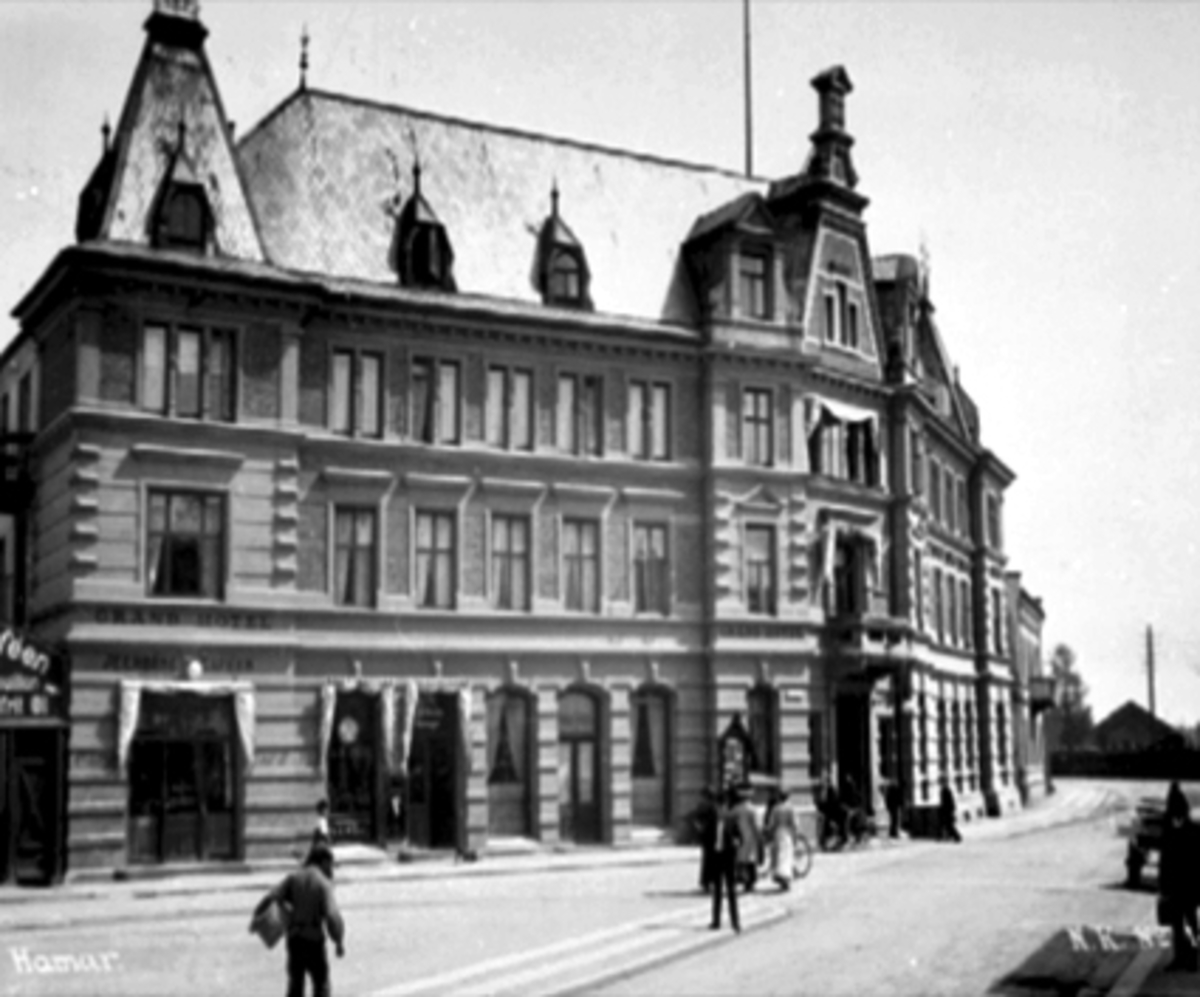 Anno Domkirkeodden, EKSTERIØR GRAND HOTEL, FOLK I FORGR.