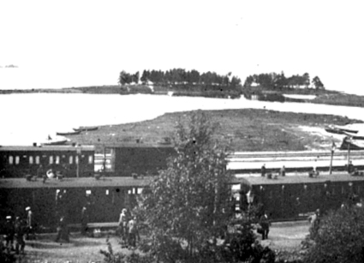 Anno Domkirkeodden, HAMAR STASJON, TOG, FOLK, TJUVHOLMEN I BAKGR. ,