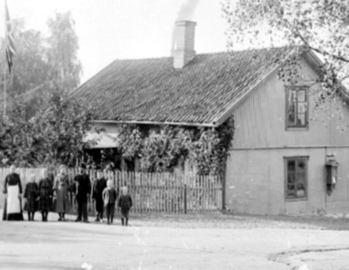 Anno Domkirkeodden, EKSTERIØR GRØNNEGATA 142 - HØIENSALGATA, FAMILIEN KIRKEBY, FRA VENSTRE: HUSHOLDERSKE OLGA, FREDRIKKE PETRINE, THORA JOSEFINE, MOR: OLGA KRISTINE, FAR: CARL KIRKEBY, CARL ALFRED, LEONARD EMANUEL OG SIGURD