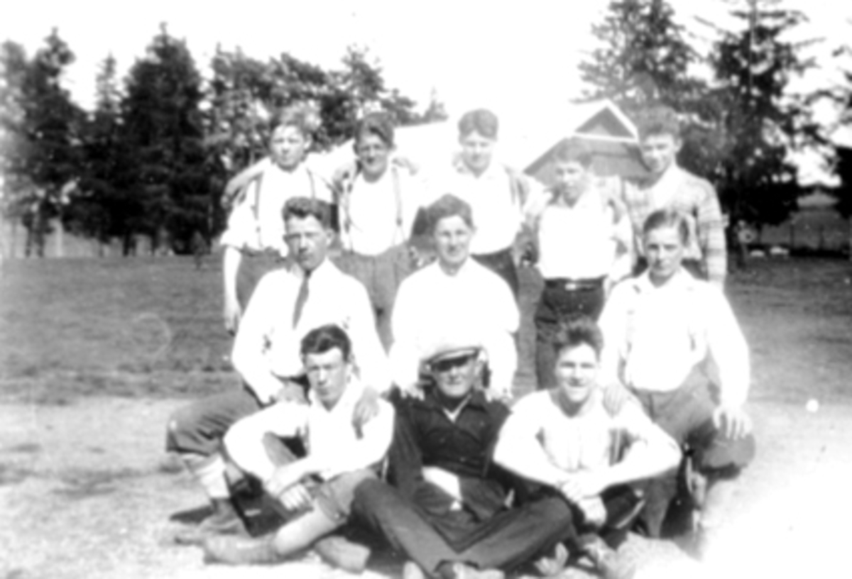 Anno Domkirkeodden, GRUPPE 11 FOTBALLSPILLERE, FOTBALLAGET DONN FRA VESTBYEN PÅ GREVELØKKA, FORAN FRA VENSTRE: ARNE SIMENSEN, SVERRE ENGEBRETSEN, HARALD STAANGSTAD, I MIDTEN FRA VENSTRE: EINAR HALVORSEN, SVERRE HAGEN, MAGNE NYBAKKEN, BAK FRA VENSTRE: TRYGVE ØSTBY, MARTINIUS LØKEN, HARALD JOHANNESSEN, EILIF DALBY, TOTT…