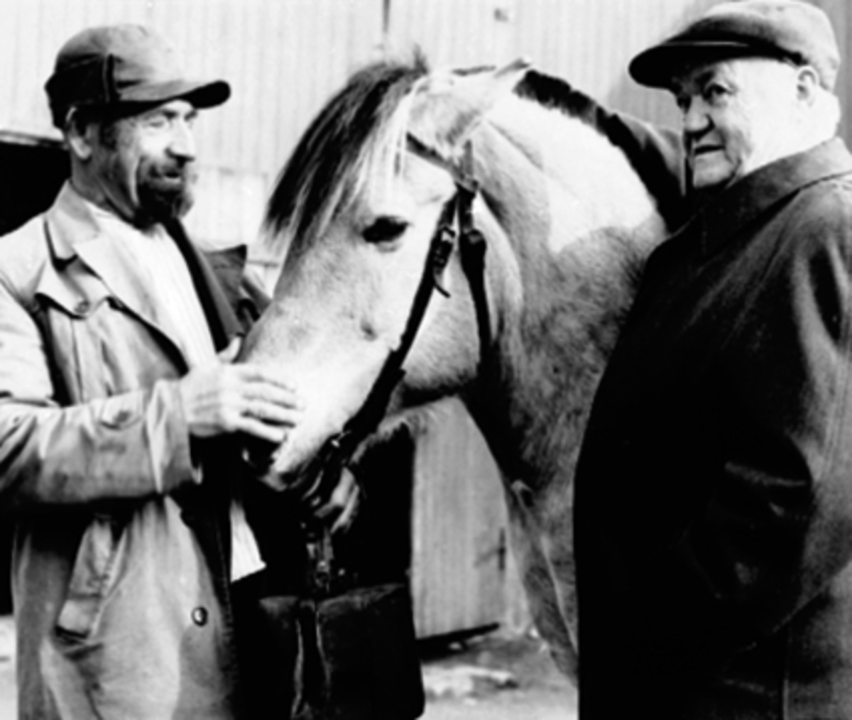 Anno Domkirkeodden, Per Pedersen "Revy Per" og Bernt Haave. Den siste hestehandel foran stallene på Opplandske Gjestgiveri, Hamar. Stallgården.