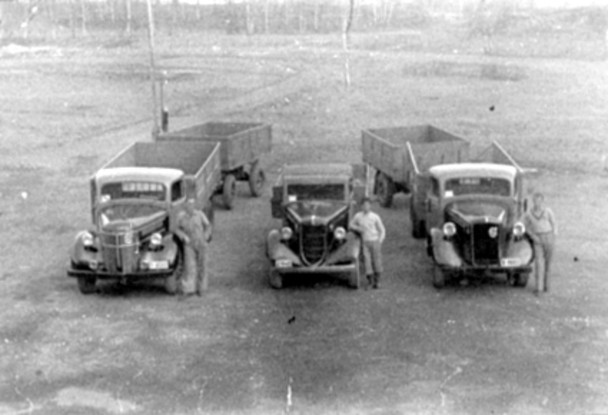 Anno Domkirkeodden, 3 LASTEBILER, TILHENGER, HAGENS TRANSPORT, SJÅFØRER. Fra v. : Volvo "rundnese" 1939/46, Ford V8 1936, Volvo 1935-39.