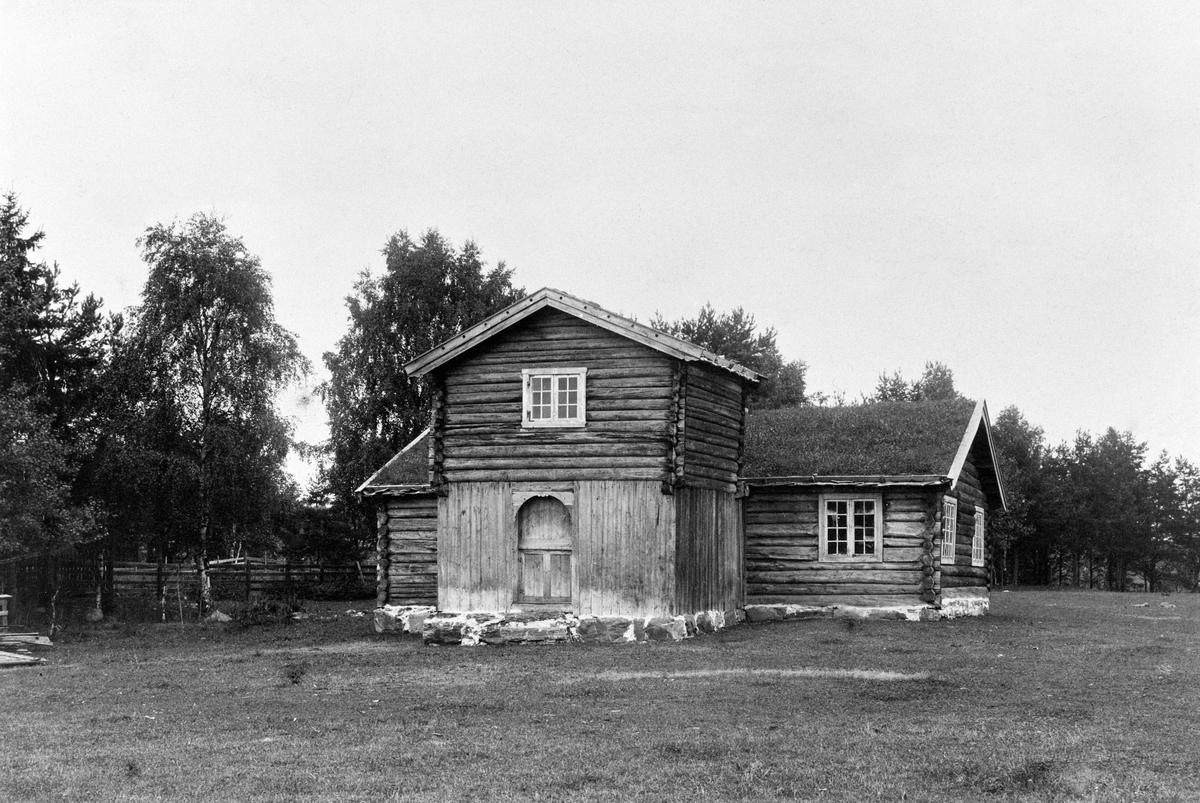 Anno Domkirkeodden, Barfrøstua fra Svestad i Stor-Elvdal, Oplandenes Folkemuseum på utstillingsplassen, Hamar. Flyttet til Hedmarksmuseet.