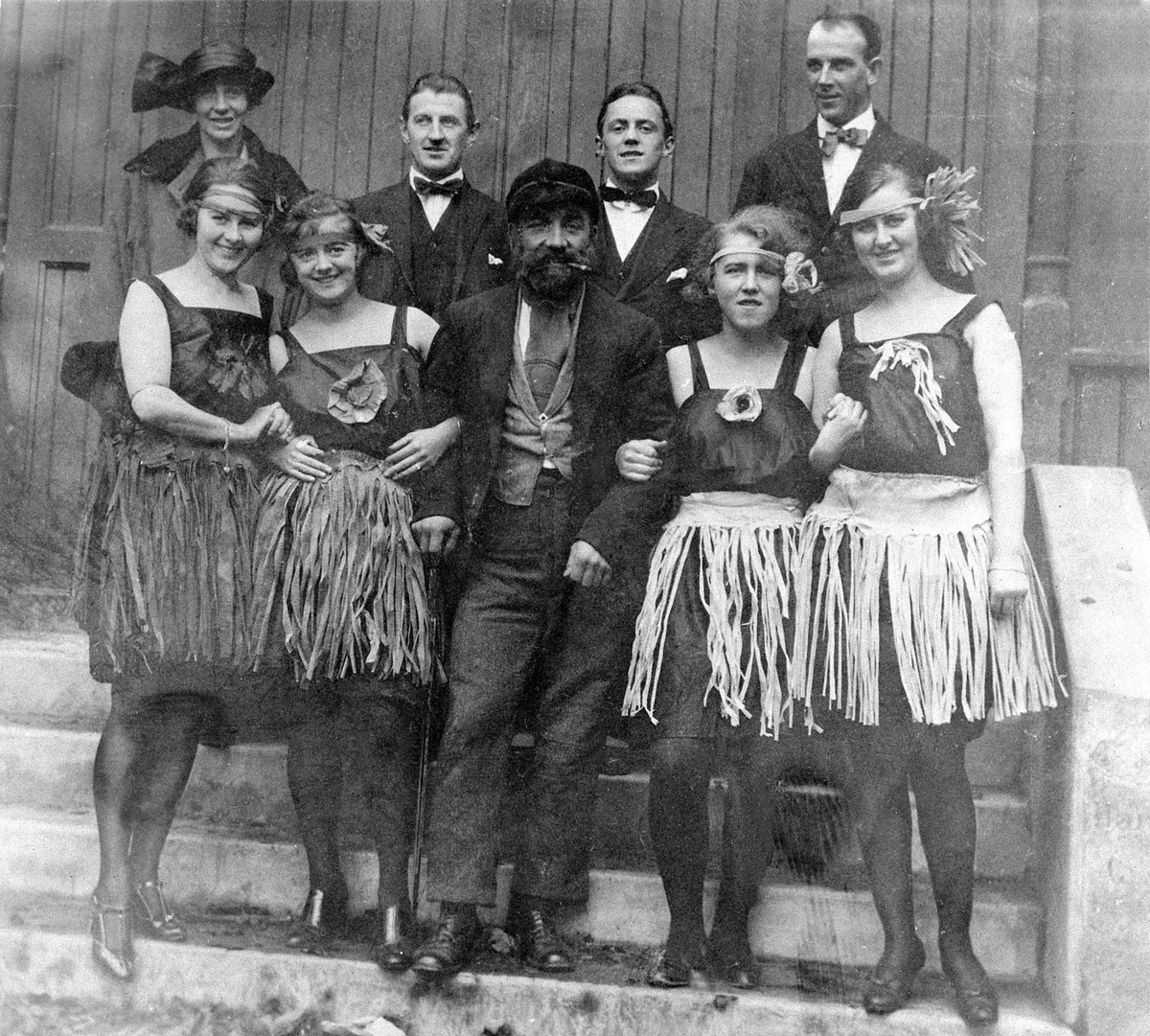 Anno Domkirkeodden, HØSTREVYEN 1923, HAMAR PARK, 9 SKUESPILLERE, FORAN FRA VENSTRE: OLGA TROLLER, MARGIT KOPPANG, PEDER PEDERSEN, VALBORG HAGFELT OG HELGA RØNNING, BAK FRA VENSTRE: GUDRUN ARNESEN, IVAR ERIKSEN, BJARNNE JAHNSEN OG ADOLF ARNESEN.