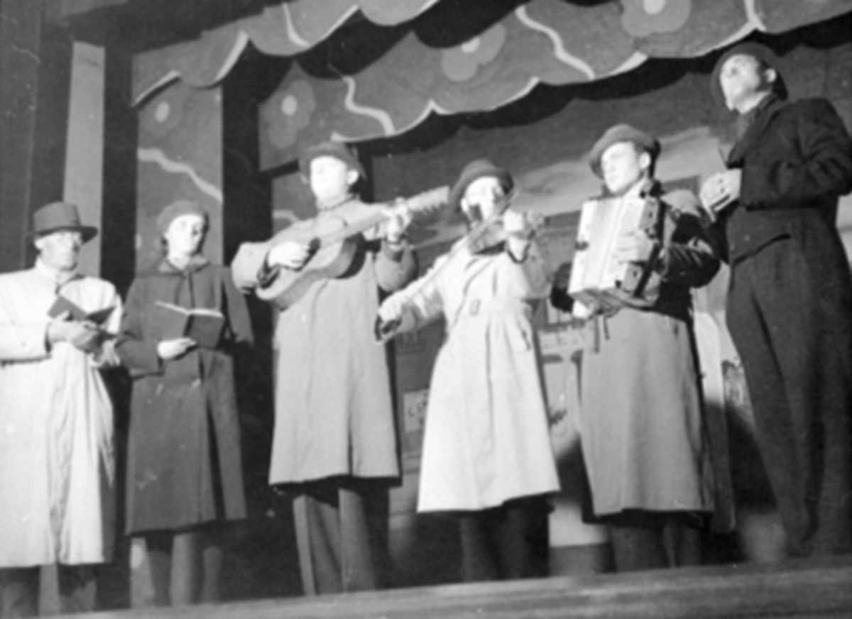 Anno Domkirkeodden, MARTENSREVYEN, A. S. BONDEGULL, GRUPPE 6 SKUESPILLERE FRA VENSTRE: OVE KRAFT LUND, EVA KLØVSTAD, IVAR PLATOU, TRYGVE GISSA HAUG, ARVID HUSE OG ERLING EMILSEN