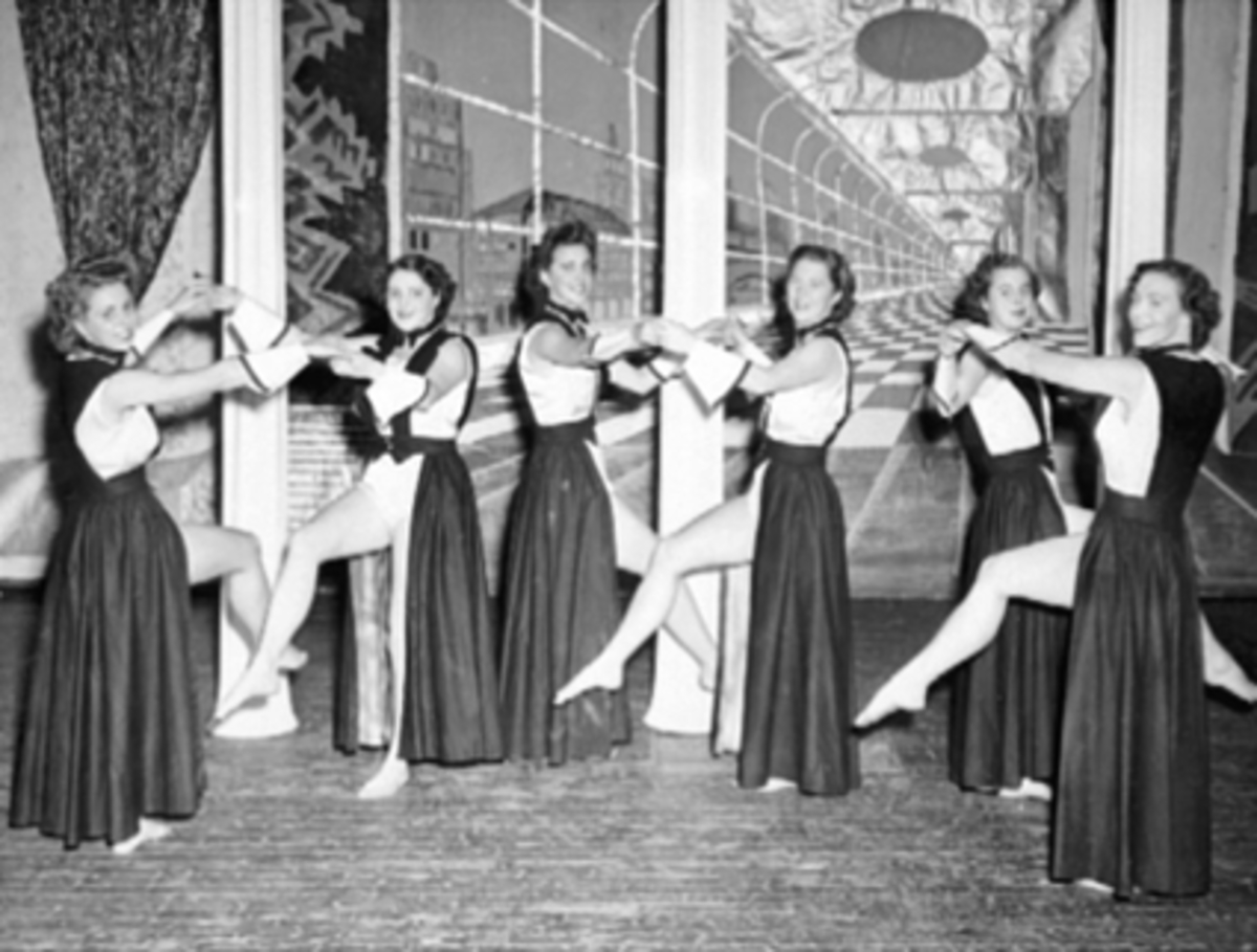 Anno Domkirkeodden, REVYEN, SØNNER AV NORGE, GRUPPE 6 SKUESPILLERE DANSER BALLETT, FRA VENSTRE: ELLINOR BJØRLIE, ELSA GULDAHL, ELSE HAGEN, GERD HOLMLUND, KAREN E. MOEN, MARRY NERLANDSCENEDEKOR AV ARVID RØBERG