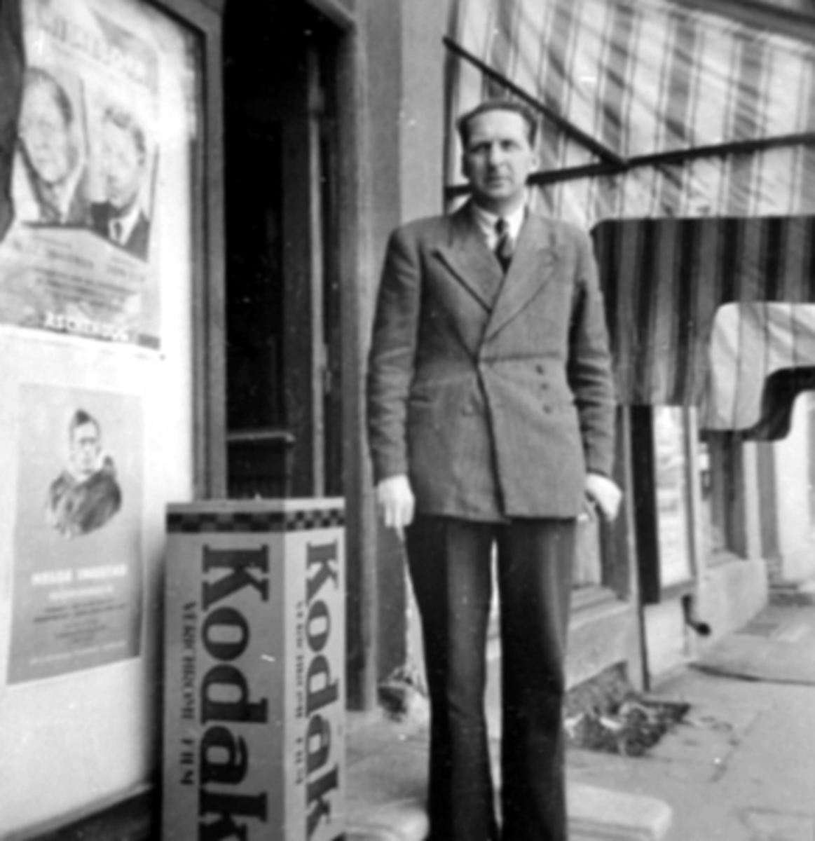 Anno Domkirkeodden, NILS JOHANNESSEN, EKSPEDITØR, EMIL LIES BOKHANDEL, STRANDGATA 65, KODAKREKLAME