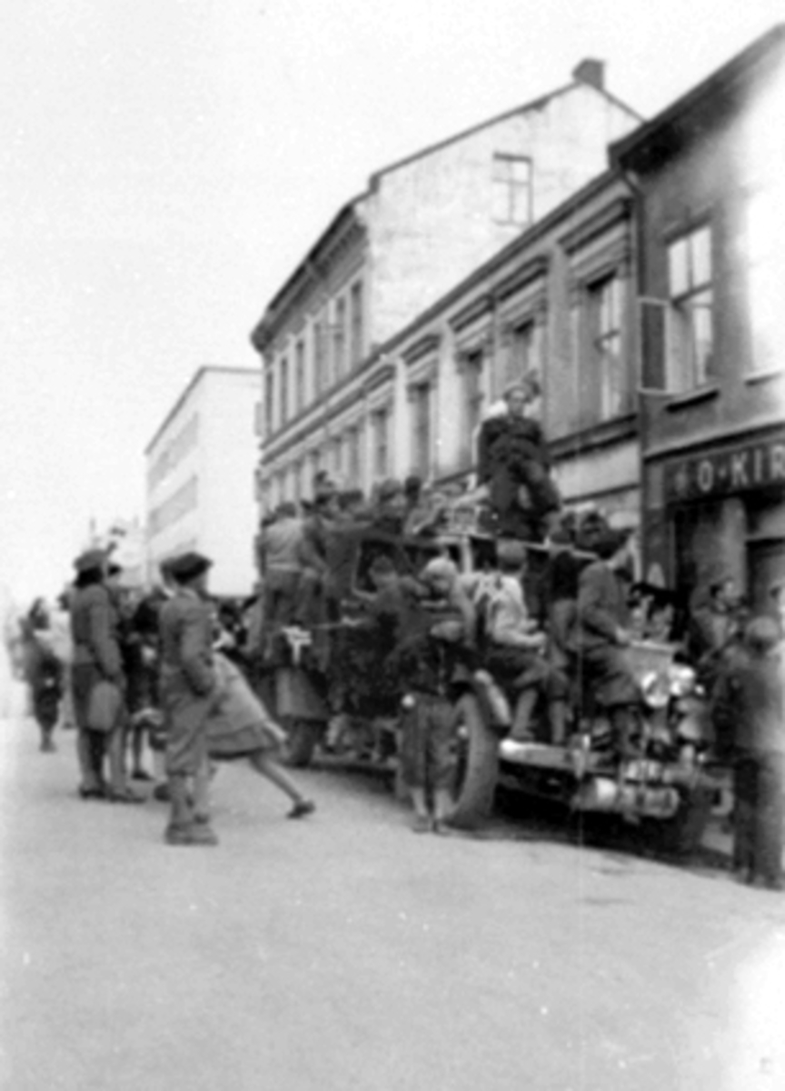 Anno Domkirkeodden, SVERRES GATE, LASTEBIL, FULL AV FOLK, FREDSDAGENE 1945, MYE FOLK