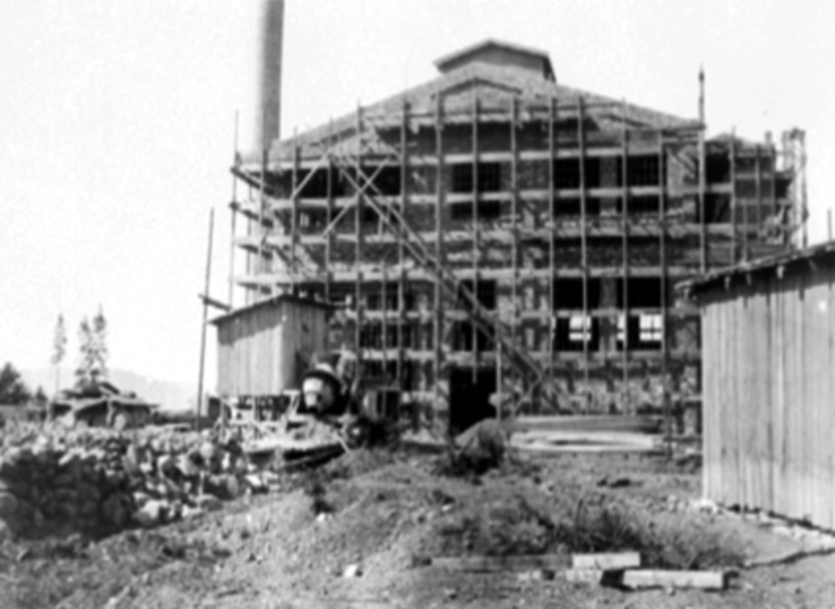 Anno Domkirkeodden, Hamar Staalverk, Stålverket på Storhamar under bygging. Stillaser. Birkebeinervegen 21. Se årboka for Hedmarksmuseet/Hamar Historielag "Fra Kaupang og Bygd 2010"