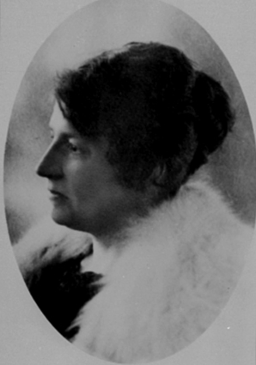Anno Domkirkeodden, PORTRETT CARIN KNUDSEN 1865 - 1934, INNHAVER AV GRAND OG VICTORIA HOTEL