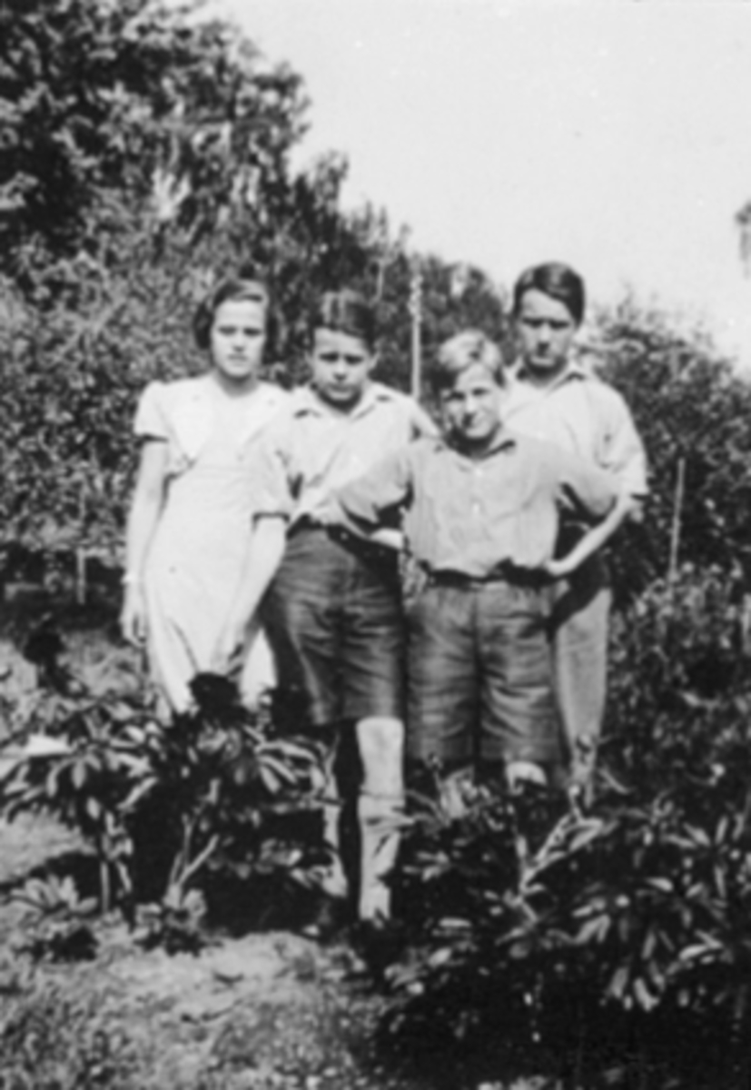Anno Domkirkeodden, GRUPPE 4 FAMILIEN HILLE FRA VENSTRE: ELISABETH, HARALD, GEORG OG ARNOLD