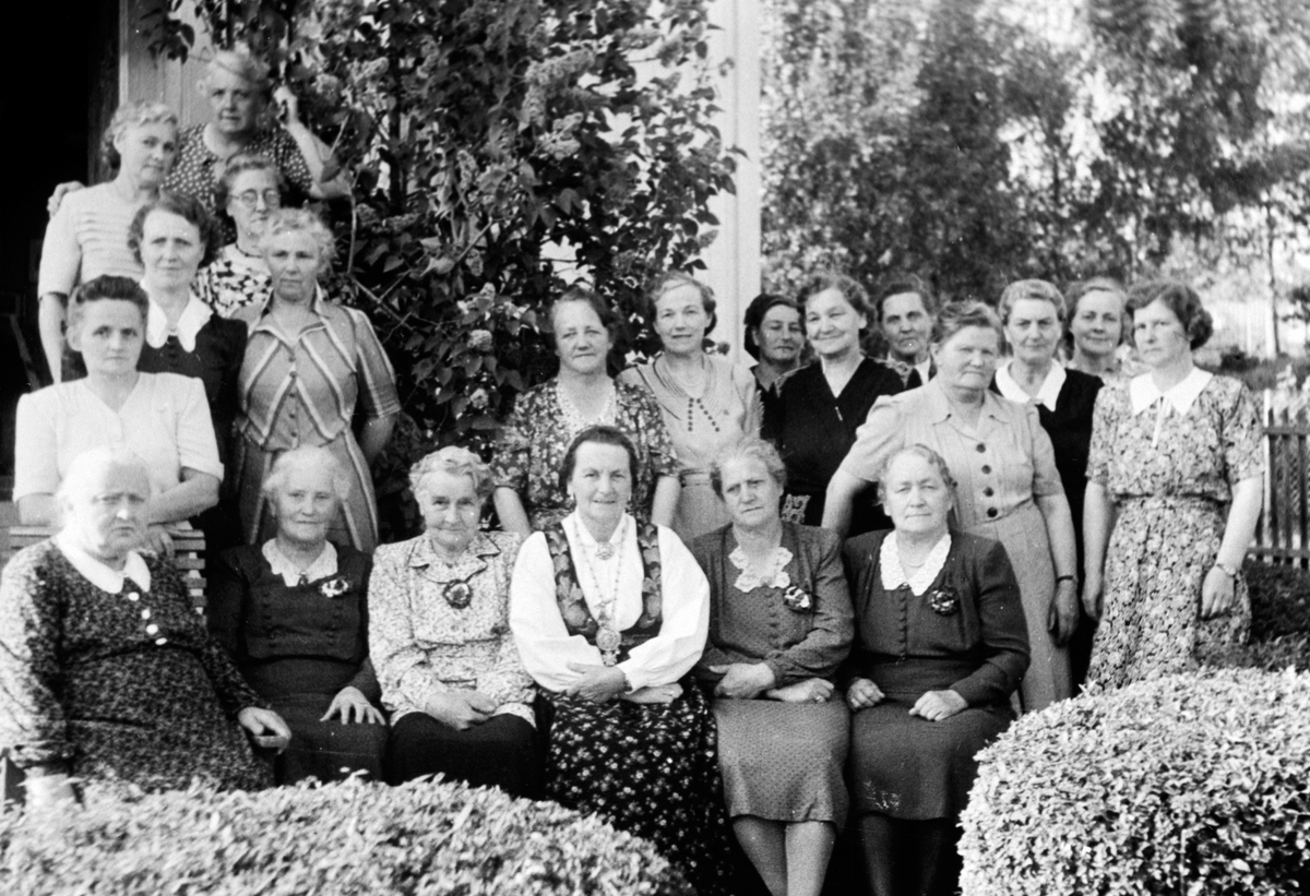 Anno Domkirkeodden, GRUPPE 21 DAMER, STØTTEFORENINGEN DØVES VEL PÅ SOLVANG. SE BOKA HISTORIEN OM DE DØVES VEL S. 65.