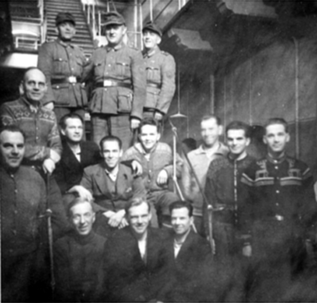 Anno Domkirkeodden, GRUPPE 14 FANGER OG TYSKE VAKTER UNDER KRIGEN, HAMAR KRETSFENGSEL, GRØNNEGATA 131, FORAN FRA VENSTRE: EDV. ERKEN OG ALFRED HEGGELUND FRA VANG.